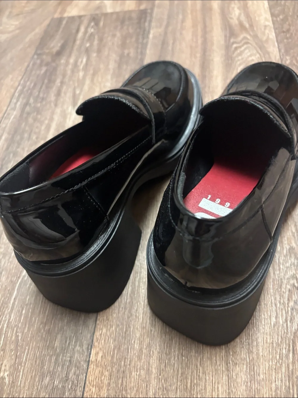 Dirty Laundry glossy black